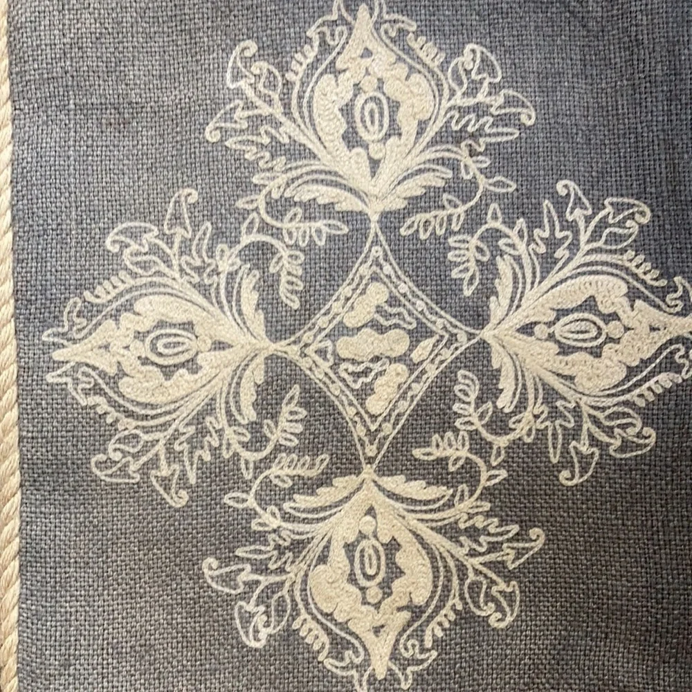𝅺ARNAUS embroidered gray / beige pillowcase . Made in India .